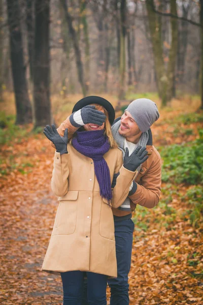 Щасливий Усміхнений Чоловік Покриває Жіночі Очі Рукою Осінньому Парку — стокове фото