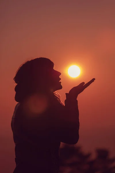 Вид Збоку Жіночий Силует Який Цілує Сонце Ввечері — стокове фото