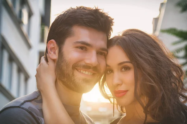 Casal Desfrutando Livre Ambiente Urbano — Fotografia de Stock