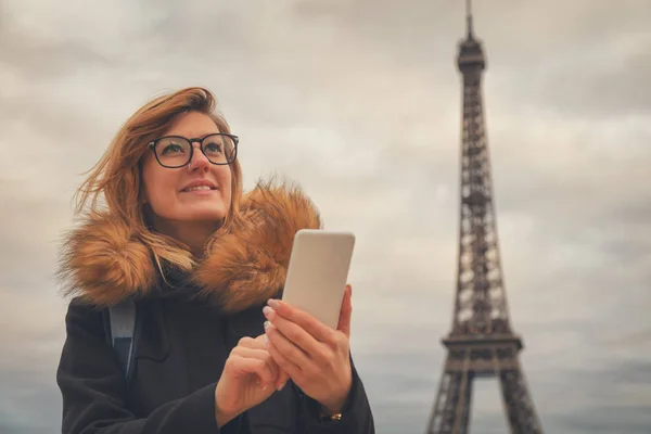 Jonge Vrouw Met Behulp Van Smartphone Buiten — Stockfoto