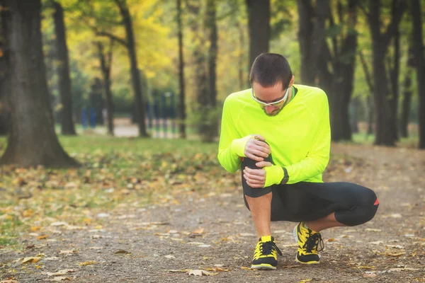 Genç adam koşu kadeh 