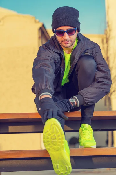 Genç adam koşu kadeh 