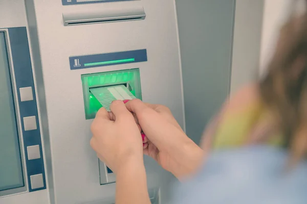 Realiza Transacción Financiera Cerca Atm — Foto de Stock