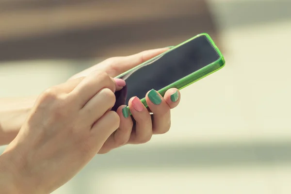 Mani Femminili Digitando Messaggio Smartphone Primo Piano — Foto Stock