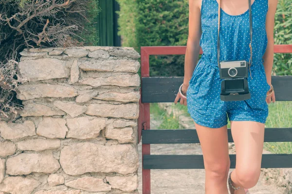 Carino Giovane Femmina Possesso Una Fotocamera Stile Retrò — Foto Stock