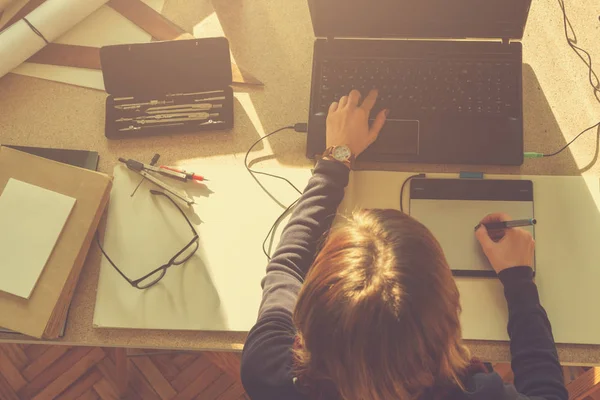 Ofiste çalışan genç bir kadın.