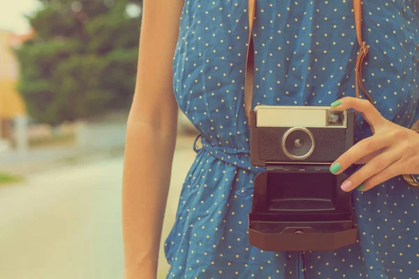 Bonito Jovem Fêmea Segurando Uma Câmera Retro Styled — Fotografia de Stock