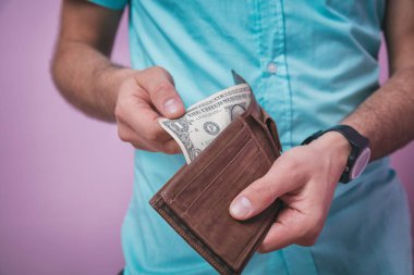 Adam holding cüzdan doları ile