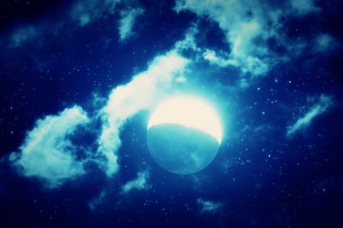 kabarık bulutlar, boşluk kavramı ile gece gökyüzünde parlayan yıldız parlak ay 