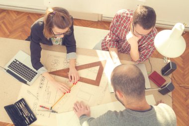 Genç grup insan iş planları tartışıyor.