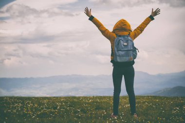 Doğanın keyfini ve ücretsiz duygu genç kadın.