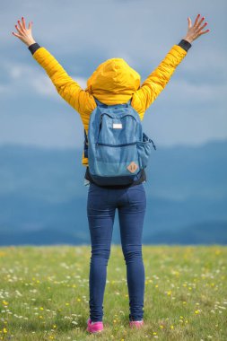Doğanın keyfini ve ücretsiz duygu genç kadın.