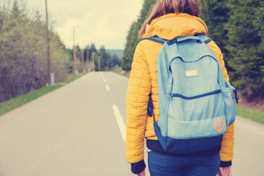 Boş yolda yürüyen kız