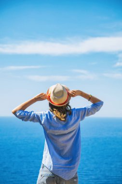 Genç kadının okyanus ile yaz / deniz manzaralı.