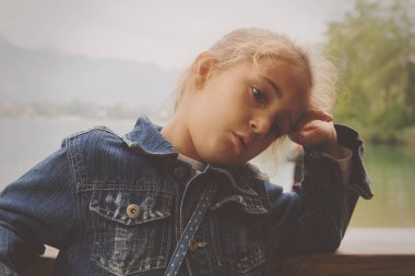 Küçük kız Gölü yakınındaki bir iskelede ayakta