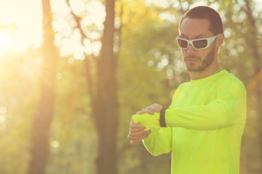 Genç adam koşu kadeh 