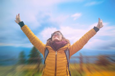 Doğanın keyfini ve ücretsiz duygu genç kadın.