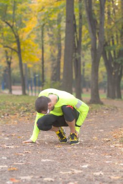 Genç adam koşu kadeh 