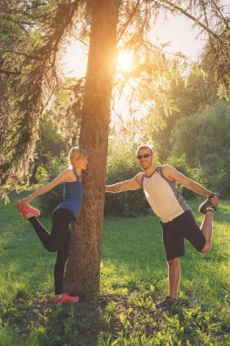 Parkta Esneme egzersizleri yapıyor Çift