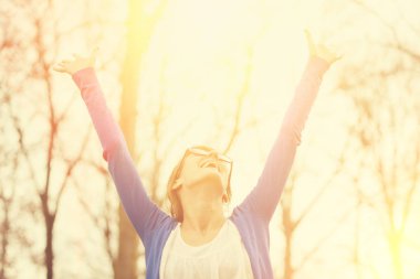 mutlu kadın kolları olan dururken çığlık gözlük ormanda güneş doğarken uzanmış.