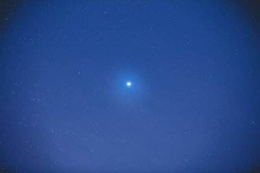 gece gökyüzü, uzay kavramı parlayan parlak yıldızlar dizini 