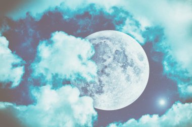 kabarık bulutlar, boşluk kavramı ile gece gökyüzünde parlayan yıldız parlak ay 