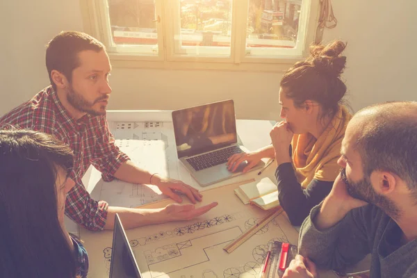 Genç grup insan iş planları tartışıyor.