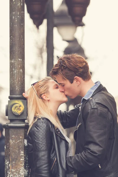 şefkatle sokakta öpüşme aşık genç çift