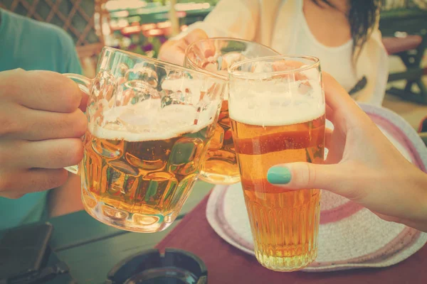 Amigos Disfrutando Aire Libre Con Cerveza — Foto de Stock