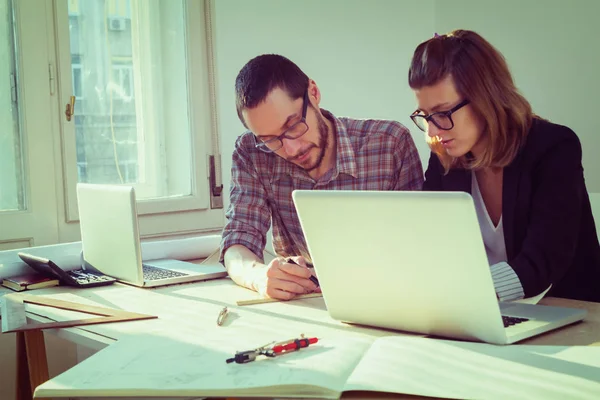 Genç grup insan iş planları tartışıyor.