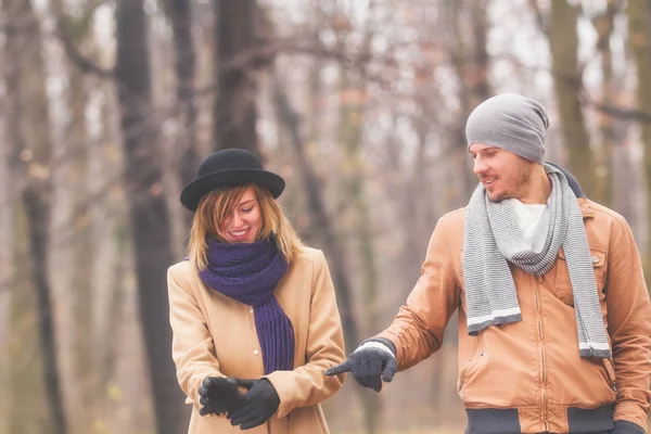 Hombre Con Mujer Caminando Juntos Parque Otoño — Foto de Stock