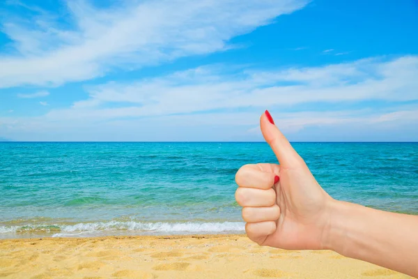 Başparmak yukarıya üstünde mavi gökyüzü arka plan