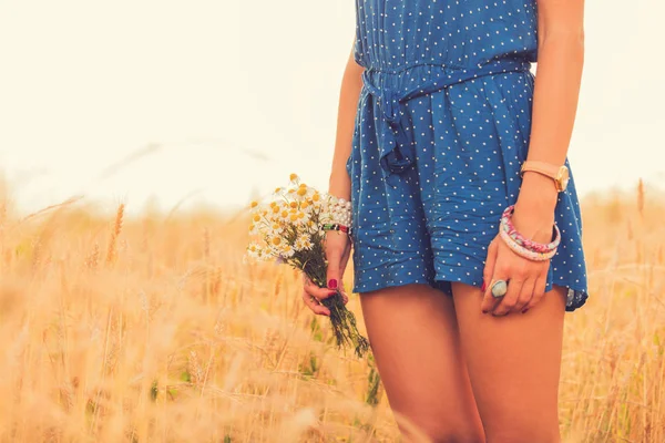 kır çiçeği buketi ayakta arpa çayırda kadınla yan görünüm 