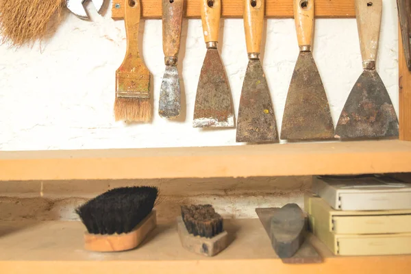 Eski bir ahşap raflardaki marangoz araçları