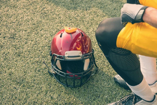 Oyuna katılmak için bekleyen Amerikan futbolu oyuncusu.