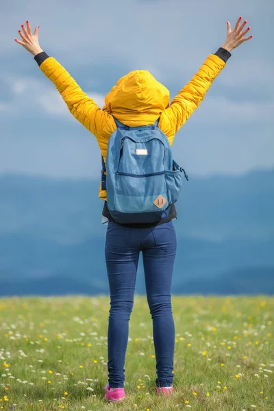 Doğanın keyfini ve ücretsiz duygu genç kadın.