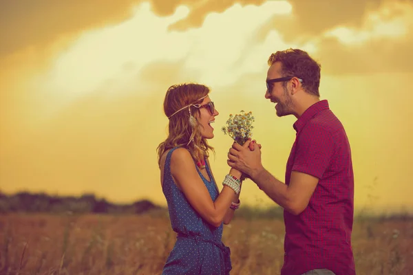 Feliz Casal Doce Com Buquê Flores Selvagens Mãos Dadas Prado — Fotografia de Stock