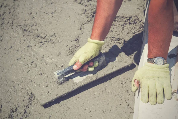 Beton kaldırım güneşli gün tesviye inşaat işçisi 