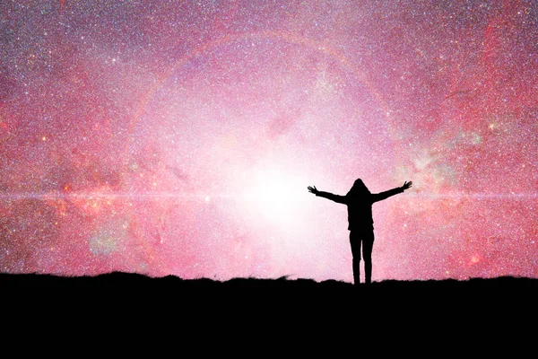 Eller havaya, gece bir kızla silüeti