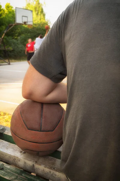 Basketbal Bal Speler Met Wazig Sport Speeltuin — Stockfoto