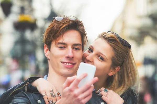 Jovem Casal Apaixonado Tomando Selfie Smartphone Rua — Fotografia de Stock