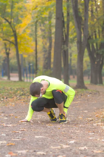 Genç adam koşu kadeh 