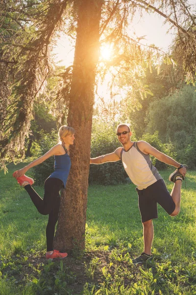 Parkta Esneme egzersizleri yapıyor Çift