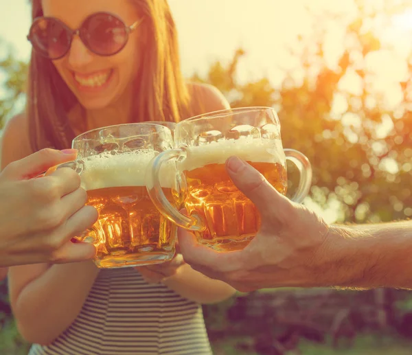 Arkadaşlar açık havada bira ile zevk