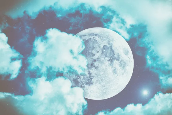 kabarık bulutlar, boşluk kavramı ile gece gökyüzünde parlayan yıldız parlak ay 