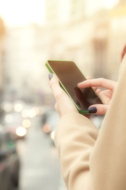 kullanma smartphone açık bej bir palto kadında 