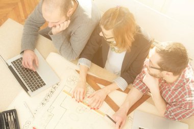 Genç grup insan iş planları tartışıyor.