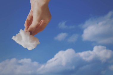 Bir bulut mavi gökyüzü arka plan üzerinde tutan eller