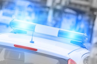 Polis arabası ile Işıklar açıkken