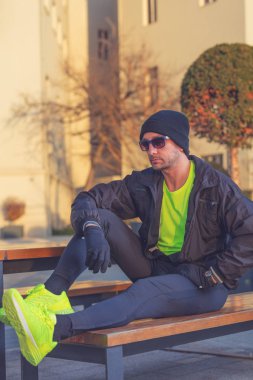 Genç adam koşu kadeh 